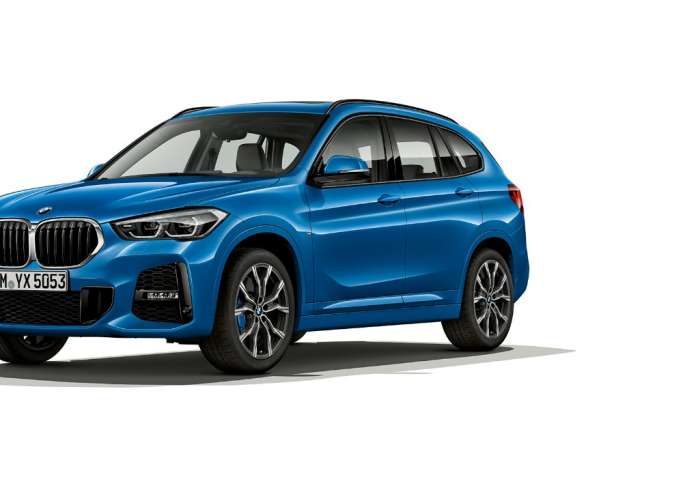 BMW X1, M Sport modell, háromnegyedes elölnézet. BMW X1, M Sport modell, háromnegyedes hátulnézet, stúdióban.