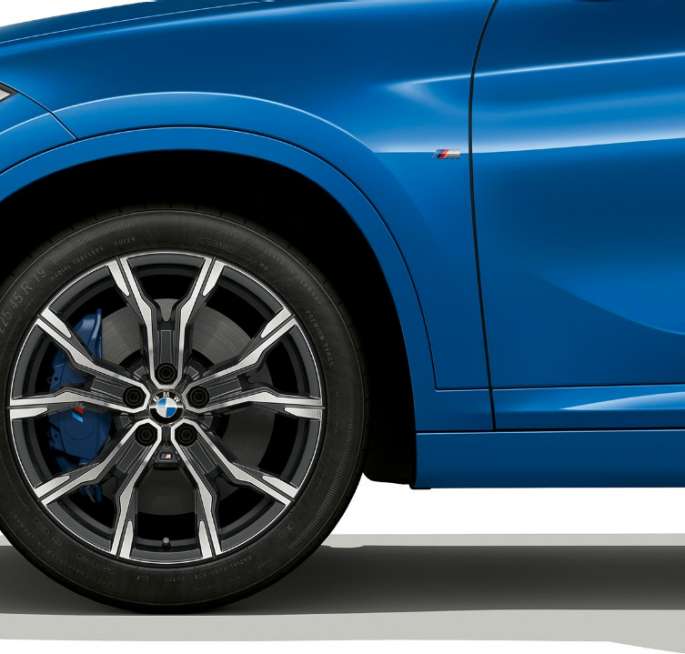 BMW X1, M Sport modell, könnyűfém keréktárcsa. BMW X1, M Sport modell, a könnyűfém keréktárcsa oldalról, közelről.