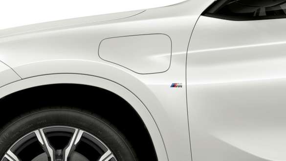 Külső töltőcsatlakozó, BMW X1 xDrive25e, F48 Külső töltőcsatlakozó, BMW X1 xDrive25e, F48, 2019, közeli elülső oldalnézet