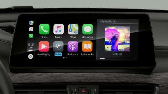 BMW X1, Apple CarPlay® előkészítés. BMW X1, belső tér az Apple CarPlay® előkészítés kijelzéseivel és kezelőszerveivel.