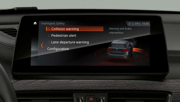 BMW X1, a Driving Assistant Plus kijelzései és kezelőszervei. BMW X1, belső tér, fókuszban a Driving Assistant Plus kijelzései és kezelőszervei.