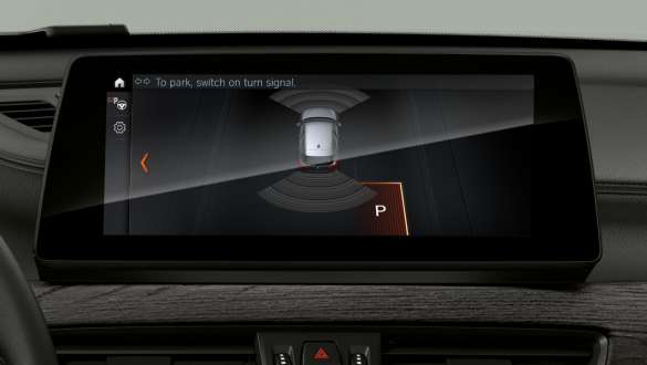 BMW X1, a Driving Assistant Plus kijelzései és kezelőszervei. BMW X1, belső tér, fókuszban a Driving Assistant Plus kijelzései és kezelőszervei.