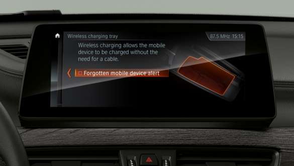 BMW X1, a Driving Assistant Plus kijelzései és kezelőszervei. BMW X1, belső tér, fókuszban a Driving Assistant Plus kijelzései és kezelőszervei.