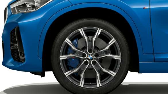 BMW X1, többdugattyús féknyereg. BMW X1, a 19” méretű keréktárcsák, mögöttük az M Sport fék közelről, oldalnézetből.