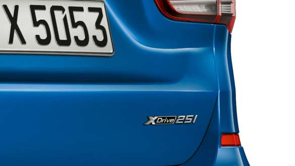 BMW X1, xDrive logó. BMW X1, a faron található xDrive logó közelről.