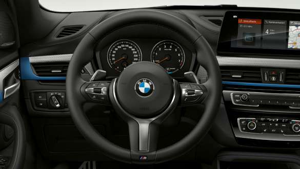 BMW X1, multifunkciós kormánykerék. BMW X1, a belső tér az M Sport csomaggal és az M Sport kormányművel.