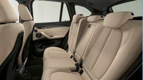 BMW X1, állítható hátsó ülések. BMW X1, a belső tér az állítható hátsó ülésekkel.