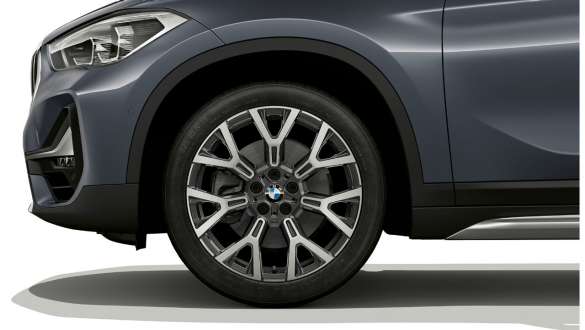 BMW X1, 19” könnyűfém keréktárcsa. BMW X1, a 19” méretű könnyűfém keréktárcsa közelről.