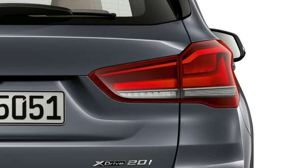 BMW X1, LED-es hátsó lámpák. BMW X1, a LED-es hátsó lámpák közelről.