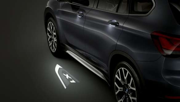 BMW X1, LED-es „X1” kivetítés. BMW X1, fókuszban a LED-es „X1” kivetítés.