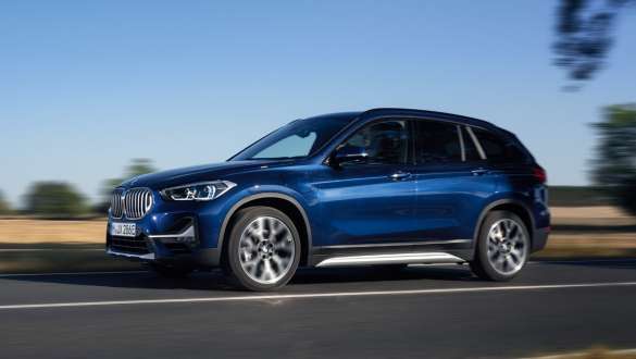 Plug-in hibrid, BMW X1 xDrive45e, F48, egy mozgó autó rézsútos oldalnézetből Plug-in hibrid, BMW X1 xDrive25e, F48, egy utcán haladó autó rézsútos oldalnézetből