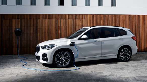 Plug-in hibrid, BMW X1 xDrive25e, F48, rézsútos oldalnézet Plug-in hibrid, BMW X1 xDrive25e, F48, egy töltés alatt álló autó rézsútos oldalnézetből