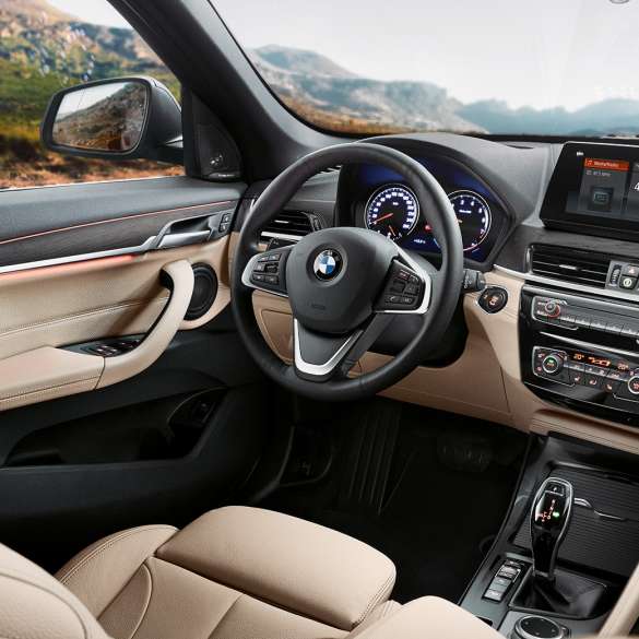BMW X2, belső tér, műszerfal. BMW X1, belső tér, a 10,25” méretű központi kijelző a műszerfalon.