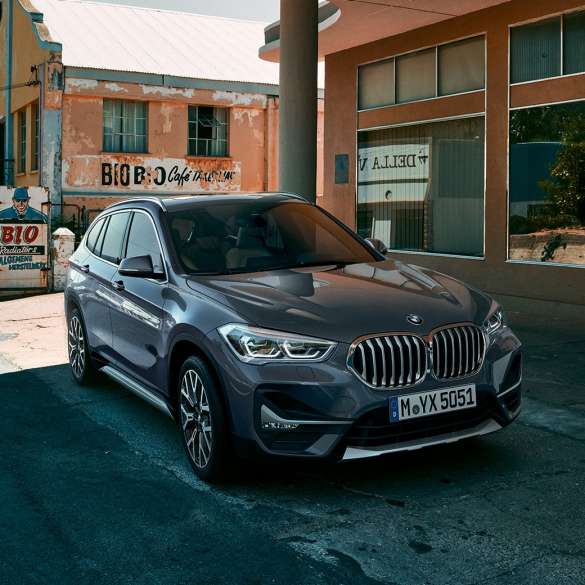 BMW X1, háromnegyedes elölnézet. BMW X1, az álló autó háromnegyedes elölnézetből, városi környezetben.
