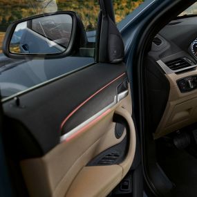 BMW X1, belső tér. BMW X1, belső tér, középpontban a multifunkciós kormánnyal.