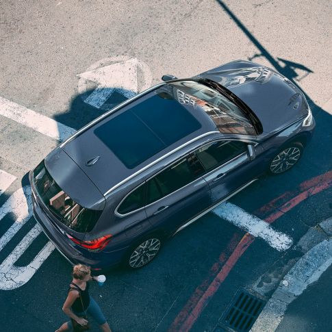 BMW X1, Panoráma üvegtető. BMW X1, a Panoráma üvegtető felülnézetből.