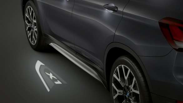 BMW X1, F48 LCI, LED-es „X1” kivetítés BMW X1, F48 LCI, középpontban a LED-es „X1” kivetítés
