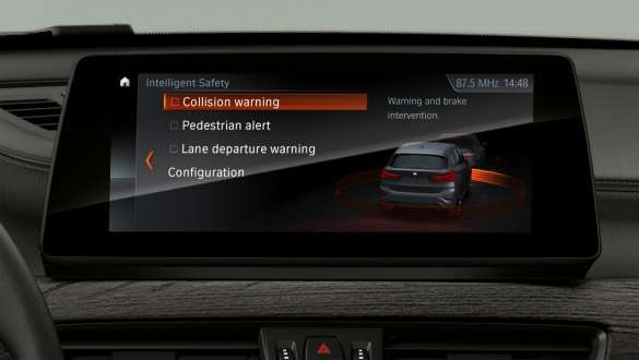 BMW X1, F48, a Driving Assistant Plus részét képező rendszerek tartalmait mutató kijelzőkkel és a kezelőszervekkel BMW X1, F48 LCI, a belső tér, középpontban a Driving Assistant Plus részét képező rendszerek tartalmait mutató kijelzőkkel és a kezelőszervekkel