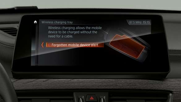 BMW X1, F48, Vezeték nélküli mobiltelefontöltés BMW X1, F48 LCI, belső tér, középpontban a Driving Assistant Plus részét képező rendszerek tartalmait mutató kijelzőkkel és a kezelőszervekkel