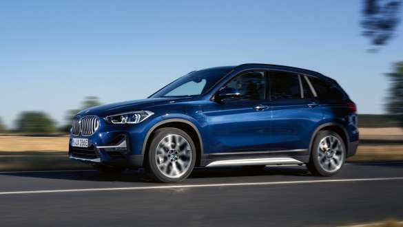 Plug-in hibrid, BMW X1 xDrive25e, F48 LCI, egy mozgó autó oldalnézetből Plug-in hibrid, BMW X1 xDrive25e, F48 LCI, egy utcán haladó autó rézsútos oldalnézetből
