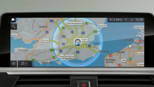 Plug-in hibrid, BMW X1 xDrive25e, F48 LCI, navigációs rendszer Plug-in hibrid, BMW X1 xDrive25e, F48 LCI, a navigációs rendszer közelről