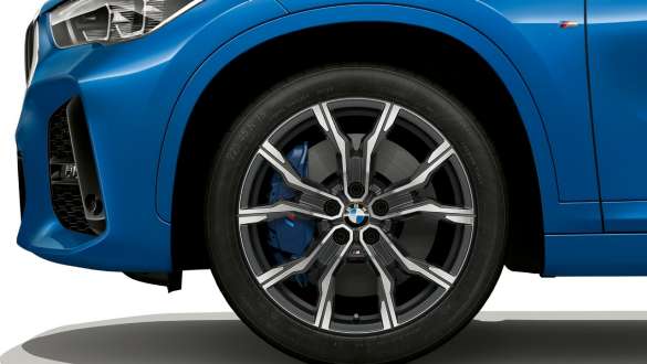 BMW X1, F48, többdugattyús féknyereg BMW X1, F48 LCI, közeli oldalnézet a 19" méretű keréktárcsával és mögötte az M Sport fékkel