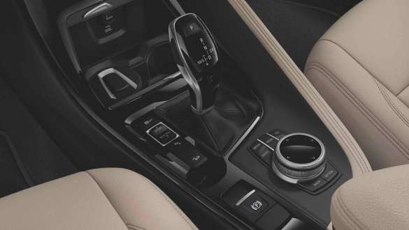 BMW X1, F48, váltókar és középkonzol BMW X1, F48 LCI, a középkonzolon lévő váltókar közelről