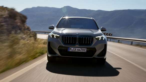 BMW X1, U11 BEV, elölnézet BMW X1, U11 BEV, egy vidéki úton haladó autó elölnézetből