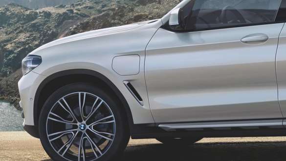 BMW X3 xDrive30e, fedél mögé rejtett töltőcsatlakozó a töltési folyamat státuszának megjelenítésével BMW X3 xDrive30e, fedél mögé rejtett töltőcsatlakozó a töltési folyamat státuszának megjelenítésével