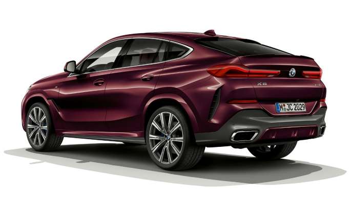BMW Individual felszereltségű BMW X6, farrész. Egy BMW Individual felszereltségű BMW X6 rézsútos hátulnézetből.