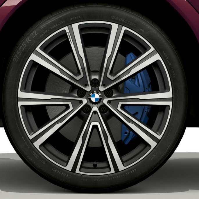 BMW Individual felszereltségű BMW X6, könnyűfém keréktárcsa. Egy BMW Individual felszereltségű BMW X6 könnyűfém keréktárcsája.