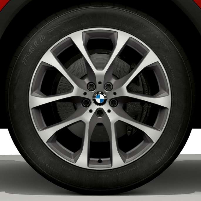 BMW xLine felszereltségű BMW X6, könnyűfém keréktárcsa. A BMW X6 BMW xLine változatának könnyűfém keréktárcsája.