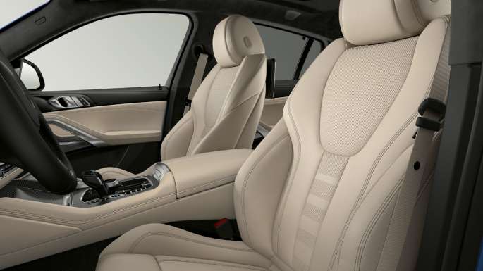 M Sport csomaggal ellátott BMW X6, kárpit. Egy M Sport csomaggal ellátott BMW X6 belső tere a kárpittal.