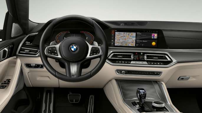 M Sport csomaggal ellátott BMW X6, műszerfal. Egy M Sport csomaggal ellátott BMW X6 belső tere a műszerfallal.
