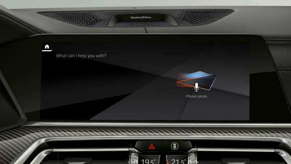 Head-Up kijelző BMW Intelligent Personal Assistant. A BMW X6 műszerfala a BMW Intelligent Personal Assistant Head-Up kijelzőn megjelenő tartalmával.