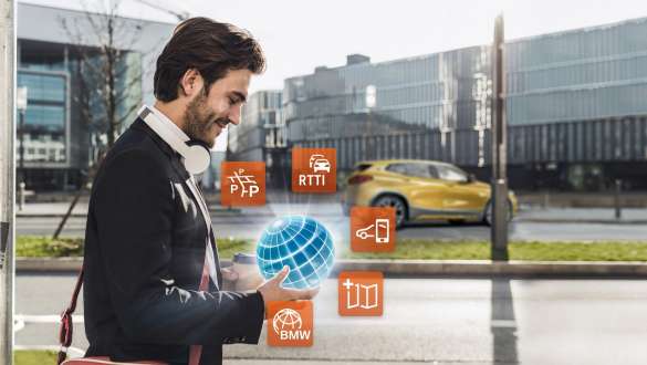 Egy férfi a Connected csomag Professionalt tartja a kezében. Egy férfi a Connected csomag Professionalt tartja a kezében.