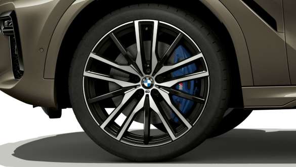 BMW X6, fókuszban a könnyűfém keréktárcsa. A bmw X6 kívülről, fókuszban a könnyűfém keréktárcsával.