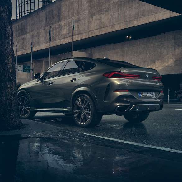 BMW X6 külső megjelenés. A BMW X6 rézsútos hátulnézetből, városi környezetben.
