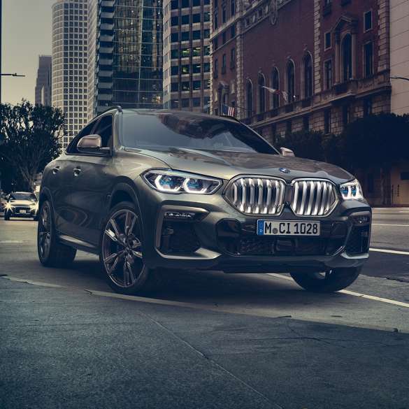 BMW X6 Professional Adaptive M futómű A BMW X6 rézsútos elölnézetből, városi környezetben.
