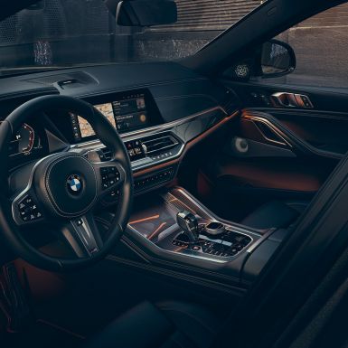A műszerfal a 12,3” méretű kijelzőkkel. A BMW X6 műszerfala a 12,3” méretű kijelzőkkel.