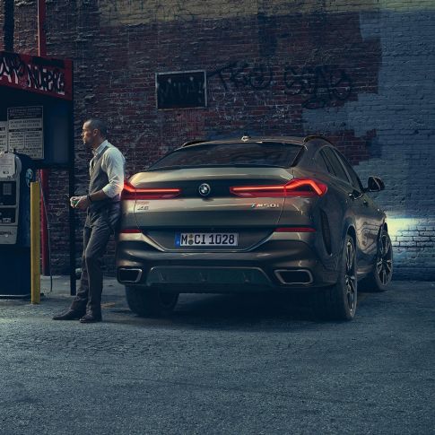 BMW X6 hátsó rész. A BMW X6 hátulnézetből, városi környezetben.