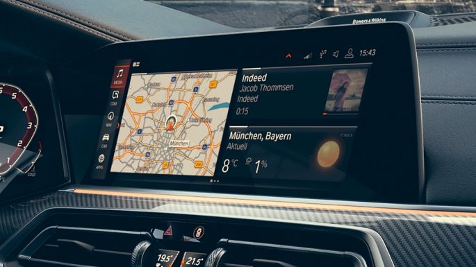 Műszerfal a 12,3” méretű kijelzőkkel. A BMW X6 műszerfala a 12,3” méretű kijelzőkkel.
