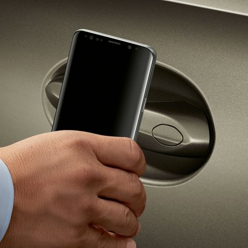 Okostelefonra telepíthető Smart Access funkció. A BMW X6 nyitása az okostelefonos Smart Access funkcióval