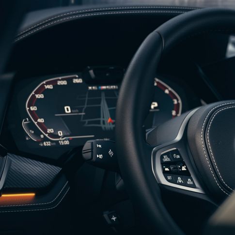 BMW vezetőt segítő rendszerek. A BMW X6 belső tere, fókuszban a műszeregység.