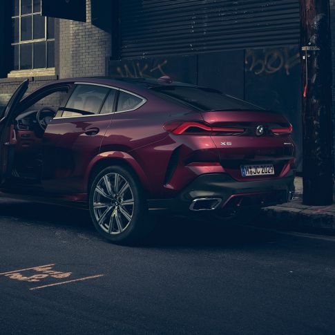 BMW X6 Individual, hátulnézet. Egy álló BMW X6 Individual rézsútos hátulnézetből.