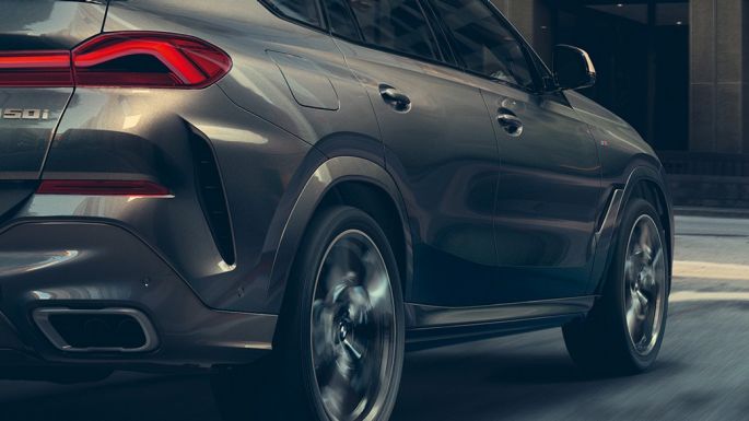 Adaptív M futómű Professional. A BMW X6 rézsútos hátulnézetből.