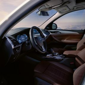Műszerfal, BMW iX3, G08, nyitott ajtóval Műszerfal, BMW iX3, G08, 2020, egy Kristály fehér metálfényezésű autó nyitott ajtóval
