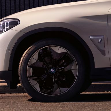 Aerodinamikus keréktárcsák, BMW iX3, G08, 2020, a kerék közelről Aerodinamikus keréktárcsák, BMW iX3, G08, 2020, Kristály fehér metál, a kerék közelről