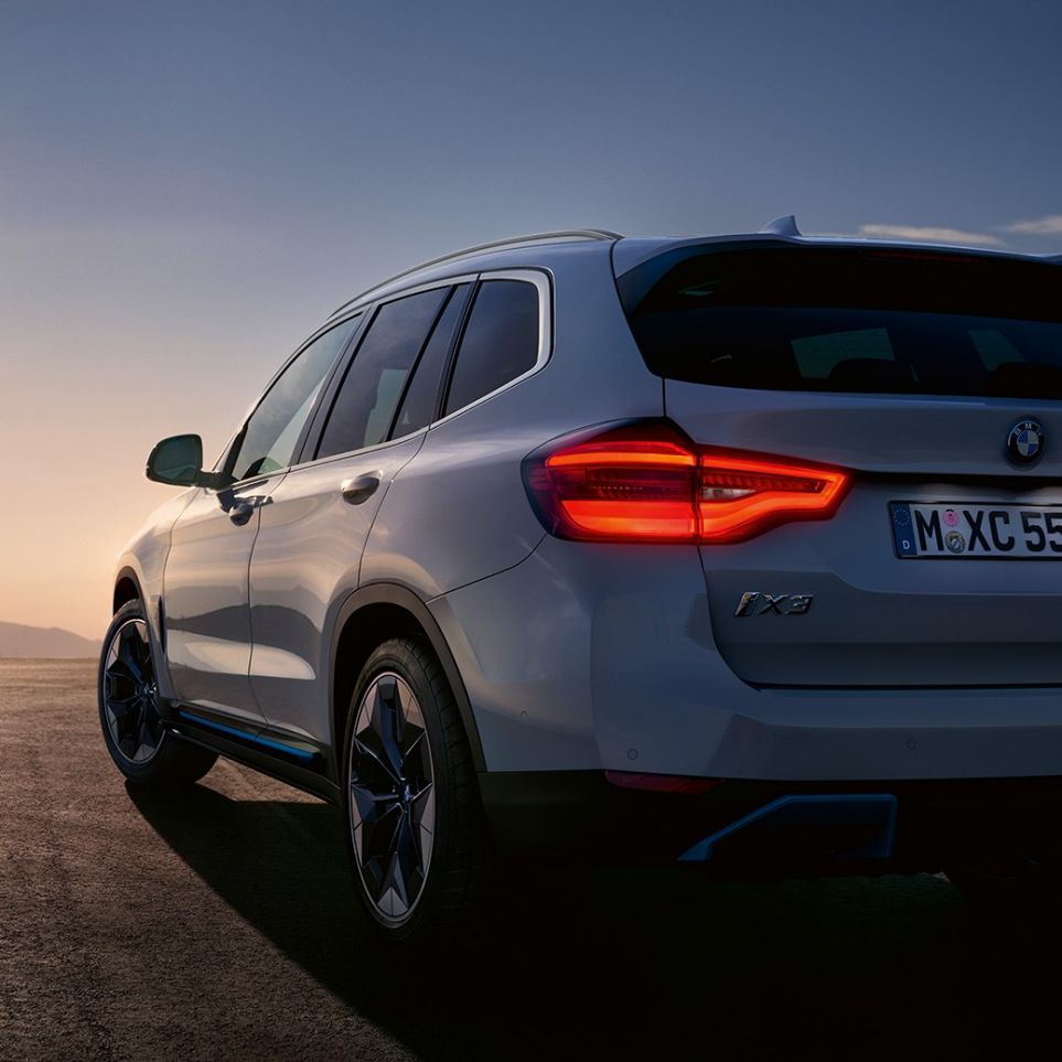 BMW iX3, G08, egy mozgó autó rézsútos hátulnézetből BMW iX3, G08, 2020, egy mozgó, Kristály fehér metálfényezésű autó rézsútos hátulnézetből