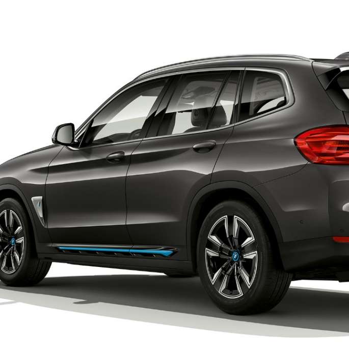 BMW iX3, G08, 2020, „Inspiring” modell, rézsútos hátulnézet BMW iX3, G08, 2020, „Inspiring” modell, Sophisto szürke briliáns hatással, rézsútos hátulnézet